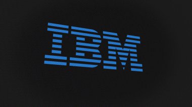 07 Eylül 2023 Armonk, New York. Beyaz ekran duvarındaki IBM logosu. Bir aygıtın üzerindeki IBM markası.