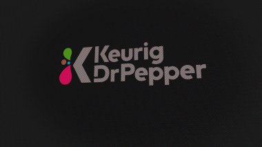 07 Eylül 2023 Burlington, Massachusetts. Beyaz ekran duvarında Keurig Dr Pepper logosu. Keurig Dr Pepper bir aygıt üzerinde damga.
