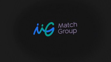 07 Eylül 2023 Dallas, Teksas. Beyaz ekranlı bir duvarda Match Group logosu. Bir aygıt üzerindeki Grup markasını eşleştir.
