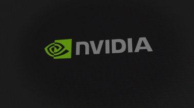 07 Eylül 2023 Santa Clara, Kaliforniya. Beyaz ekran duvarında Nvidia 'nın logosu. Bir aygıtın üzerinde Nvidia damgası.