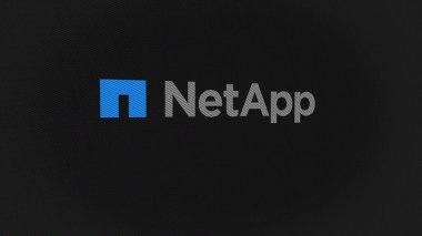 07 Eylül 2023 San Jose, Kaliforniya. NetApp 'ın beyaz ekranlı bir duvardaki logosu. Bir aygıt üzerinde NetApp markası.