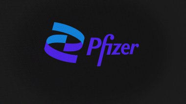 07 Eylül 2023 New York, New York. Beyaz ekran duvarında Pfizer logosu. Pfizer damgası bir aygıt üzerinde.