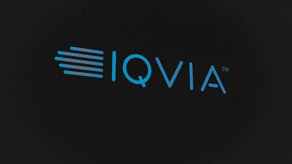 2023年9月7日北卡罗莱纳州达勒姆市 Iqvia的标志在屏幕的白墙上 设备上的Iqvia品牌 — 图库照片