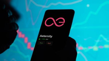 19 Eylül 2023. Sonsuzluğun fiyatını analiz eden bir yatırımcı, kripto AE limitin üzerine çıktı ve fiyatın üstüne çıktı..