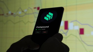 19 Eylül 2023. Bileşiğin fiyatını analiz eden bir yatırımcı, kripto $COMP limitin üzerine çıktı ve fiyatın üstüne çıktı..