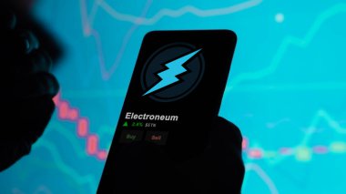 19 Eylül 2023. Elektronyumun fiyatını analiz eden bir yatırımcı, kripto $ETN limitin üzerine çıktı ve fiyatın üstüne çıktı..