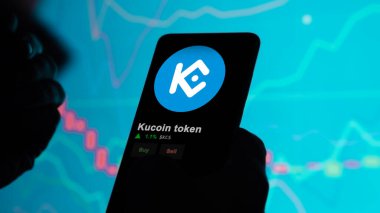 19 Eylül 2023. Kucoin jetonunun fiyatını analiz eden bir yatırımcı, kripto $KCS limitin üzerine çıktı ve fiyatın üstüne çıktı..