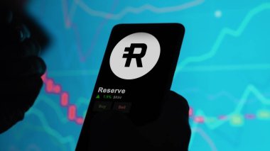 19 Eylül 2023. Rezervlerin fiyatını analiz eden bir yatırımcı, kripto $RSV limitin üzerine çıktı ve fiyatın üstüne çıktı..
