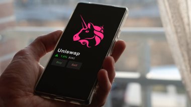 19 Eylül 2023. Uniswap 'ın fiyatını analiz eden bir yatırımcı, kripto UNI limitlerin üzerine çıktı, UNI ve fiyatın üstüne çıktı..