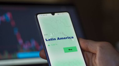 Bir yatırımcı ekranda Latin Amerika etf fonunu analiz ediyor. Latin Amerika 'nın fiyatlarını gösteren bir telefon.