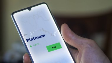 Bir yatırımcı ekranda platin etf fonunu analiz ediyor. Platinyum fiyatlarını gösteren bir telefon