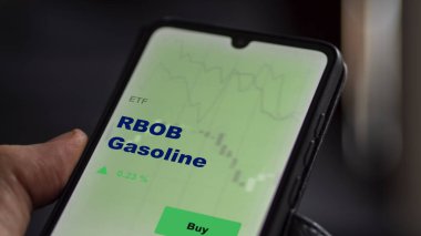 Bir yatırımcı ekrandaki rbob benzini fonunu analiz ediyor. RBOB benzininin fiyatlarını gösteren bir telefon