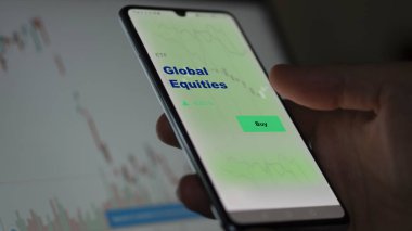 Küresel öz sermaye fonunu ekranda analiz eden bir yatırımcı. Global Equities 'in fiyatlarını gösteren bir telefon