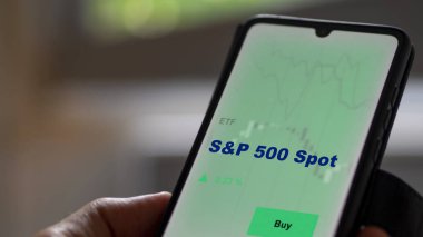 Bir yatırımcı ekrandaki s & p 500 spot etf fonunu analiz ediyor. S & P 500 Spot fiyatlarını gösteren bir telefon