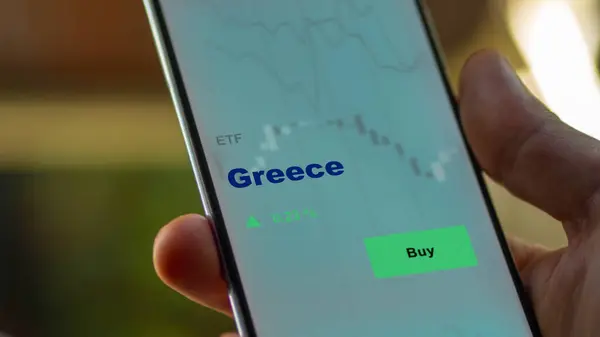 Ein Investor Analysiert Den Griechischen Fonds Auf Einem Bildschirm Ein — Stockfoto