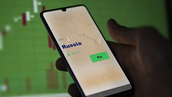 Ein Investor Analysiert Den Russischen Etf Fonds Auf Einem Bildschirm — Stockfoto