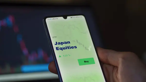 Ein Anleger Analysiert Die Japanischen Aktien Und Fonds Auf Einem — Stockfoto