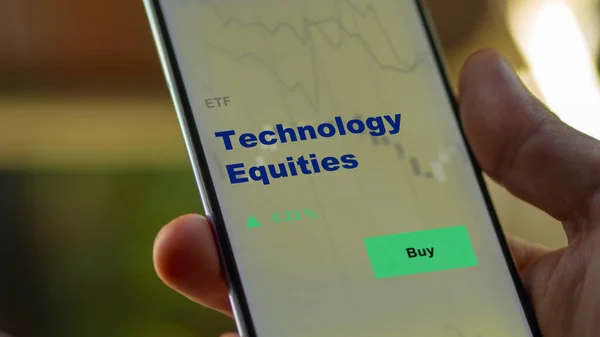 Een Investeerder Die Technologie Aandelen Etf Fonds Analyseert Een Scherm — Stockfoto