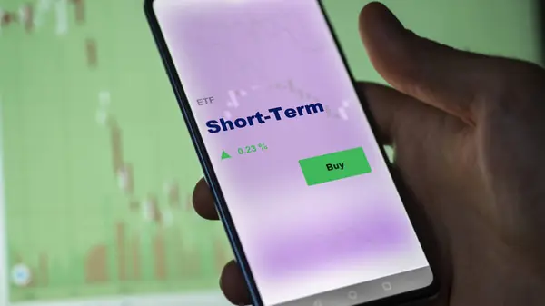 Een Investeerder Die Het Kortetermijnfonds Analyseert Een Scherm Een Telefoon — Stockfoto