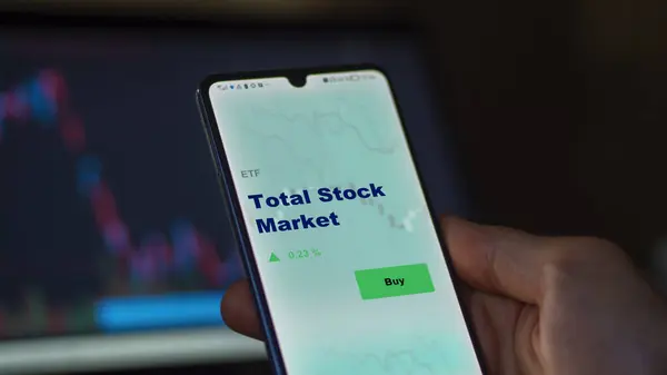 Investor Analyzing Total Stock Market Etf Fund Screen Phone Shows — Stockfoto