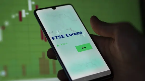 Ein Investor Analysiert Den Ftse Europe Etf Fund Auf Einem — Stockfoto