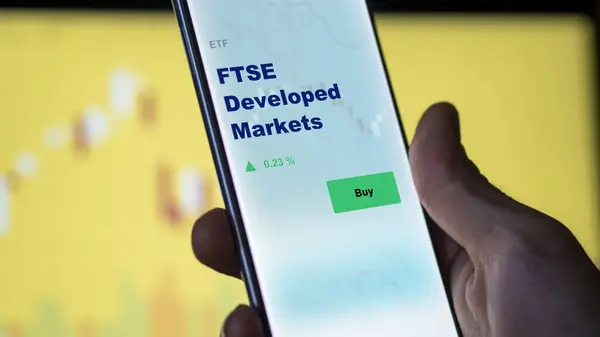 Ein Investor Analysiert Auf Einem Bildschirm Die Entwickelten Märkte Für — Stockfoto