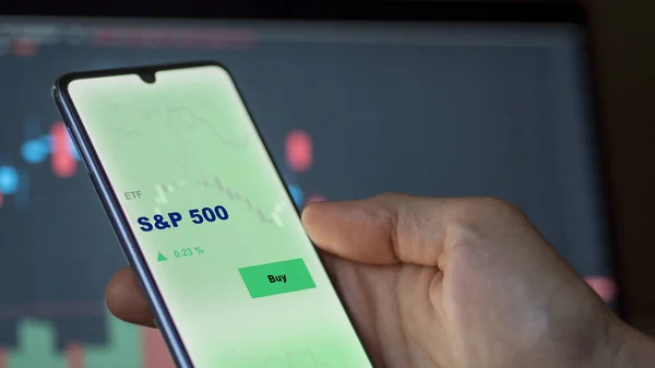 Инвестор Анализирующий Фонд 500 Etf Экране Телефон Показывает Цены 500 — стоковое фото