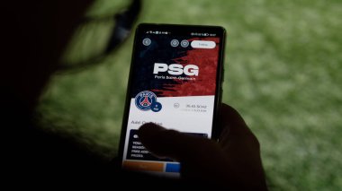 Bir taraftar, takımının Paris futbol taraftarının Sosyolog uygulamasındaki hatırasına bakıyor. PSG nfts 'in fiyatı PSG $CHZ $bir ekrana, takım yadigarı.