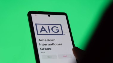 American International Group 'un logosu bir değiş tokuş ekranında. American International Group hisse senetleri, bir cihaza AIG $.