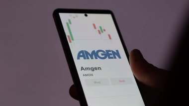 Bir değiş tokuş ekranında Amgen 'in logosu. Amgen fiyat hisseleri, bir aygıt üzerinde AMGN $.