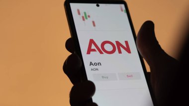 Değiş tokuş ekranında Aon 'un logosu. Aon fiyat hisseleri, bir cihaza AON $.