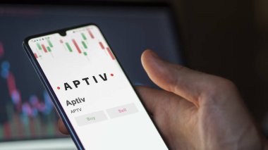 Takas ekranında Aptiv 'in logosu var. Uygun fiyat hisseleri, bir cihazda APTV $.