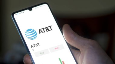 Değiş tokuş ekranında AT & T logosu. AT & T fiyat hisseleri, bir aygıta T $.