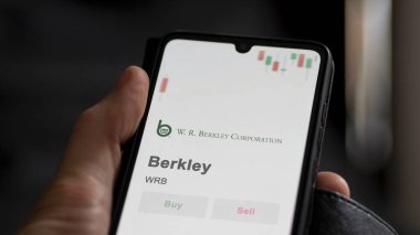 Berkley 'in logosu bir değiş tokuş ekranında. Berkley hisse senetleri, bir cihaza WRB $.