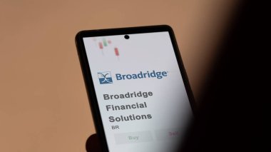 Broadridge Finansal Çözümler 'in logosu bir değiş tokuş ekranında. Broadridge Finansal Çözümler hisse senetleri, cihaza BR $.