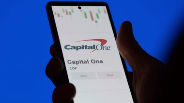 Değişim ekranında Capital One 'ın logosu. Sermaye Bir hisse senetleri, bir aygıtın COF $.