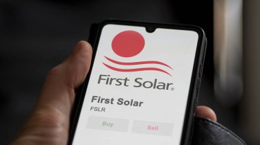 Bir değiş tokuşun ekranındaki First Solar logosu. İlk Güneş Fiyatı hisseleri, bir cihazda FSLR $.