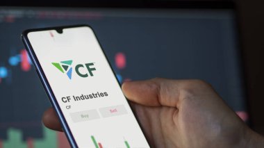 Değiş tokuş ekranında CF Endüstri 'nin logosu. CF Endüstri hisse senedi fiyatları, cihazda CF $.