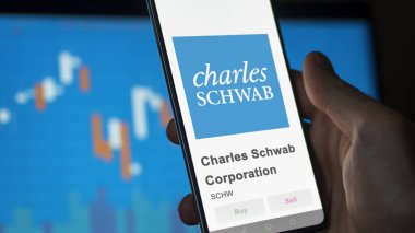 Charles Schwab Şirketi 'nin logosu bir değiş tokuş ekranında. Charles Schwab Şirketi hisse senetleri, cihaza $SCHW.
