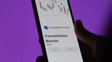 Takas ekranındaki Constellation Markalarının logosu. Takımyıldızı Markalar hisse senedi fiyatları, bir aygıt üzerinde STZ $.