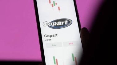 Takas ekranında Copart 'ın logosu. Copart hisse senetleri, bir cihazda CPRT $.