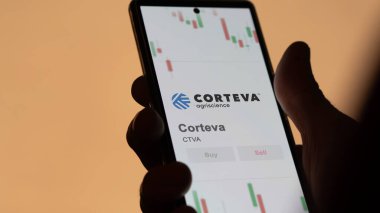 Takas ekranında Corteva 'nın logosu. Corteva hisse senetleri, bir cihaza CTVA $.