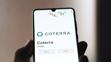 Takas ekranında Coterra 'nın logosu. Coterra hisse senetleri, bir cihazda CTRA $.