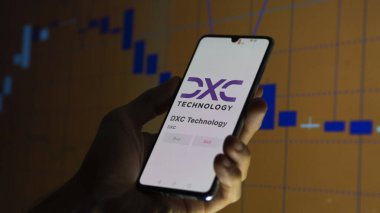 DXC Teknoloji 'nin logosu bir değiş tokuş ekranında. DXC Teknoloji hisse senetleri, bir aygıta DXC $.