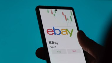Bir takas ekranında eBay 'in logosu. eBay hisse senetleri, bir cihaza EBAY $.