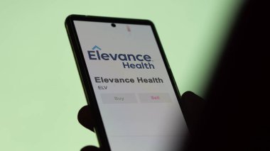 Bir değiş tokuş ekranında Elevance Health logosu. Elevance Sağlık Fiyat Hisseleri, bir cihaza ELV $.