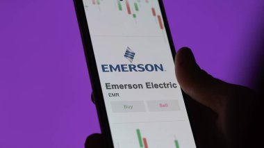 Değiş tokuş ekranında Emerson Elektrik 'in logosu. Emerson Elektrik Fiyat Hisseleri, EMR $bir cihaz üzerinde.