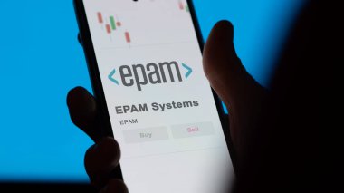 Bir değiş tokuş ekranında EPAM Sistemlerinin logosu. EPAM Sistemleri hisse senetleri, EPAM $bir aygıt üzerinde.