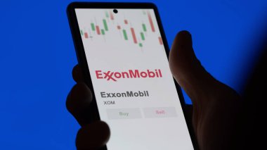 ExxonMobil 'in logosu bir değiş tokuş ekranında. ExxonMobil fiyat hisseleri, cihaza XOM $.