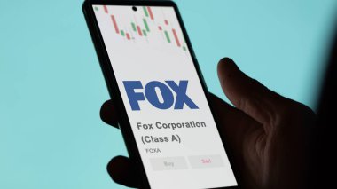 Bir takas ekranında Fox Şirketi 'nin (A sınıfı) logosu. Fox Corporation (A sınıfı) hisse senetleri, bir cihaza FOXA $.